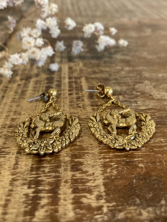 1992 Avon Mystical Unicorn Dangle Earrings Gold Tone Posts Floral Wreath - Picture 6 of 10